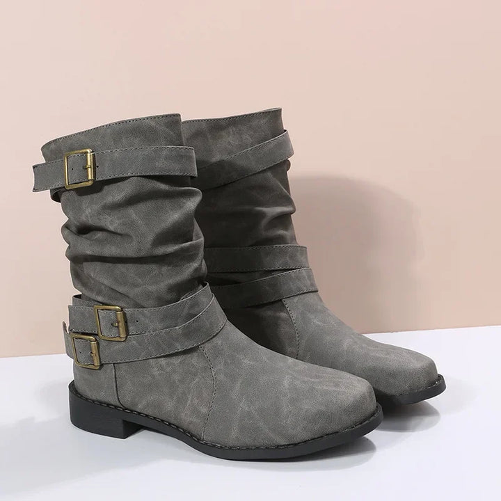 LINA – Flache Damenstiefel mit Schnalle und Falten