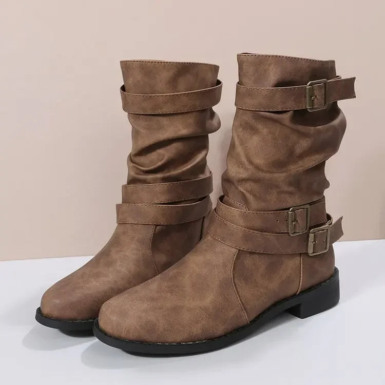 LINA – Flache Damenstiefel mit Schnalle und Falten