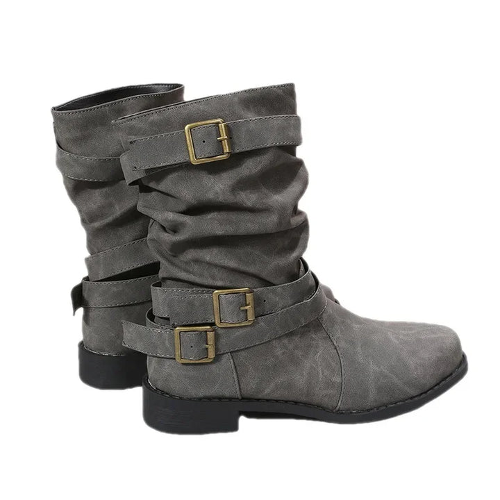 LINA – Flache Damenstiefel mit Schnalle und Falten